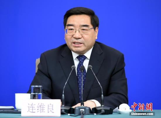 3月6日，十三届全国人大二次会议新闻中心举行记者会，邀请国家发展和改革委员会主任何立峰、副主任宁吉础⒘维良就“大力推动经济高质量发展”相关问题回答中外记者提问。图为连维良答记者问。a target='_blank' href='http://www.chinanews.com/'中新社/a记者 侯宇 摄