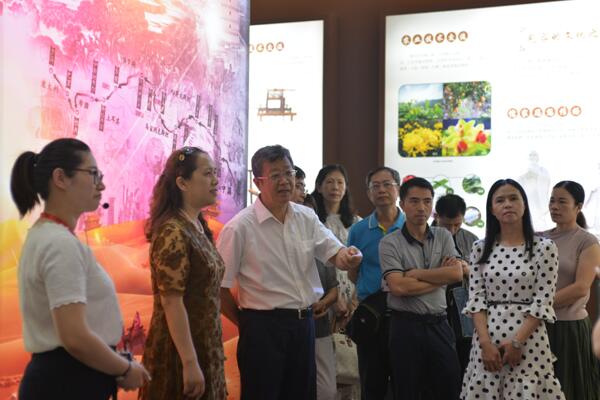 谢东率队参观展厅.jpg