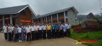 参观考察团在乐东抱班村考察合影 (2).jpg