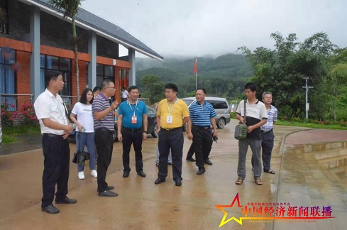 参观考察团听抱班村大学生村官介绍村里巨变历程 (2).jpg