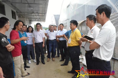 杨宵总经理介绍高产养殖澳洲淡水龙虾技术。 (2).jpg