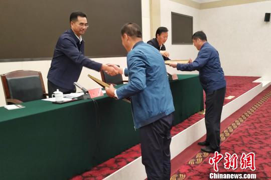 图为青海省发展改革委副主任杨光和青海省农业农村厅副厅长巩爱岐给成功创建“首批国家农村产业融合发展示范园”的青海省三江集团国家农村产业融合发展示范园和海北州海晏县国家农村产业融合发展示范园正式授牌。鲁丹阳 摄