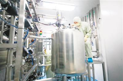 图为在江苏省淮安市清浦工业园区天士力帝益药业，智能无菌生产车间，技术人员正在通过智能化设备控制产品生产。 王 昊摄（人民视觉）