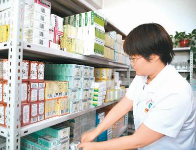 近年来，陕西省西安市积极推进医联体建设，全市已建成涵盖80所二级医疗机构和140所基层医疗机构的医联体46个，形成了上下联动的分级诊疗就医模式。图为5月21日，医护人员在陕西省西安市国际港务区新筑社区卫生服务中心为患者取药。
新华社记者 张博文摄
