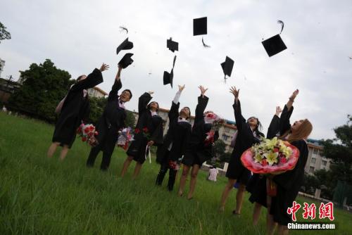 图为留学生抛帽子庆祝毕业。a target='_blank' href='http://www.chinanews.com/'中新社/a发 赵琳露 摄