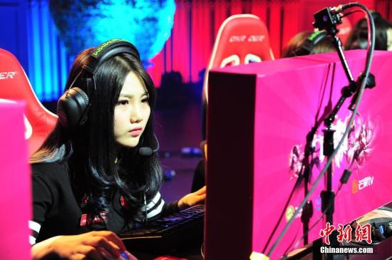 据了解，《英雄联盟》电竞女神挑战赛是国内首个女子电竞赛事。参加比赛的女子战队有的来自于民间，有的来自俱乐部，有的来自于游戏直播平台。赛程将采用小组积分赛+淘汰赛的混合赛制，16支队伍先分为4个小组，在队内进行积分赛。每个小组产生2名优胜队伍，进入8强的争夺战，最后通过淘汰赛角逐决出冠军。 a target='_blank' href='http://www.chinanews.com/'中新社/a发 钟鑫旺 摄 图片来源：CNSPHOTO