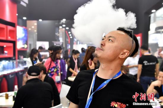 资料图：烟民使用电子烟吐雾。 a target='_blank' href='http://www.chinanews.com/'中新社/a记者 陈文 摄