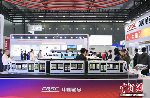 一批前沿技术和产品在轨博会亮相。 鲁毅 摄