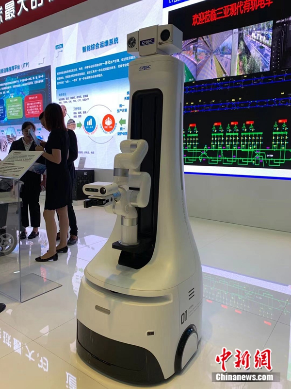 轨博会上展示的智能巡检机器人。 鲁毅 摄