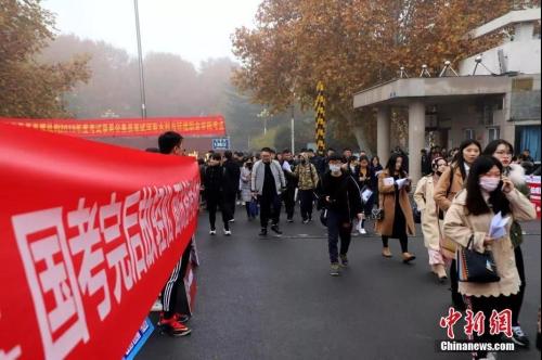 资料图：考生走出考场 a target='_blank' href='http://www.chinanews.com/'中新社/a记者 王中举 摄