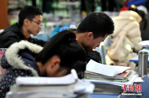 学子为考研紧张复习。a target='_blank' href='http://www.chinanews.com/'中新社/a记者 张斌 摄 学子为考研紧张复习。a target='_blank' href='http://www.chinanews.com/'中新社/a记者 张斌 摄