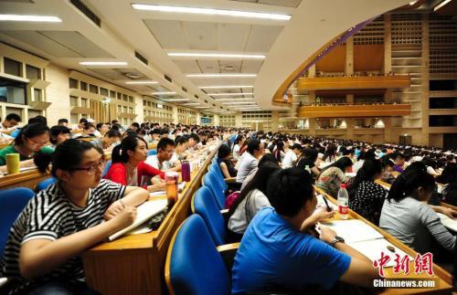 考生们参加考研培训班,备战考研。a target='_blank' href='http://www.chinanews.com/'中新社/a记者 张勇 摄 考生们参加考研培训班,备战考研。a target='_blank' href='http://www.chinanews.com/'中新社/a记者 张勇 摄