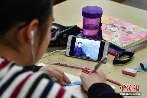 资料图：昆明中小学生在图书馆自习室内写作业。a target='_blank' href='http://www.chinanews.com/'中新社/a记者 任东 摄