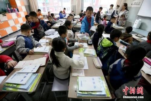 资料图：山西太原新建路小学的小学生们开始返校上课。张云 摄