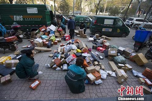 资料图:双十一临近,快递员也忙碌起来。 a target='_blank' href='http://www.chinanews.com/'中新社/a记者 张云 摄 资料图:双十一临近,快递员也忙碌起来。 a target='_blank' href='http://www.chinanews.com/'中新社/a记者 张云 摄