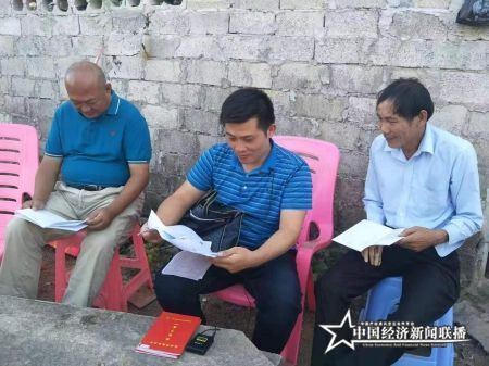 左一 白沙农场公司董事段学俊 中 帮扶责任人李艳 右一 被帮扶人王有业(1).jpg