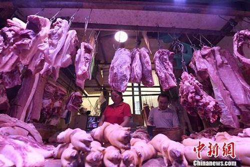 资料图：农贸市场内，商贩正在摆放猪肉。a target='_blank' href='http://www.chinanews.com/'中新社/a记者 陈超 摄