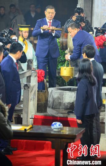 开古阿井，取阿井水。邱江波 摄