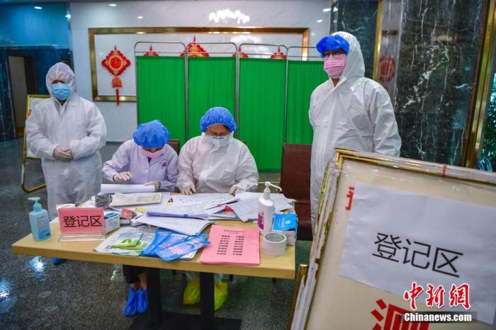 1月27日，记者探访海口首批集中医学观察点，身着防护服的医护人员正在忙碌。为积极应对疫情，海口市设置8个留观点，对湖北省过海登岛旅客进行集中医学观察。观察点现场秩序井然，医护人员、公安干警、志愿者等工作人员各司其职，为留观人员提供服务。a target='_blank' href='http://www.chinanews.com/'中新社/a记者 骆云飞 摄