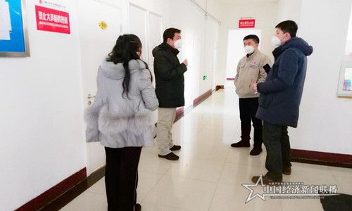 对公司重点区域进行防疫检查(左二张艳春).jpg
