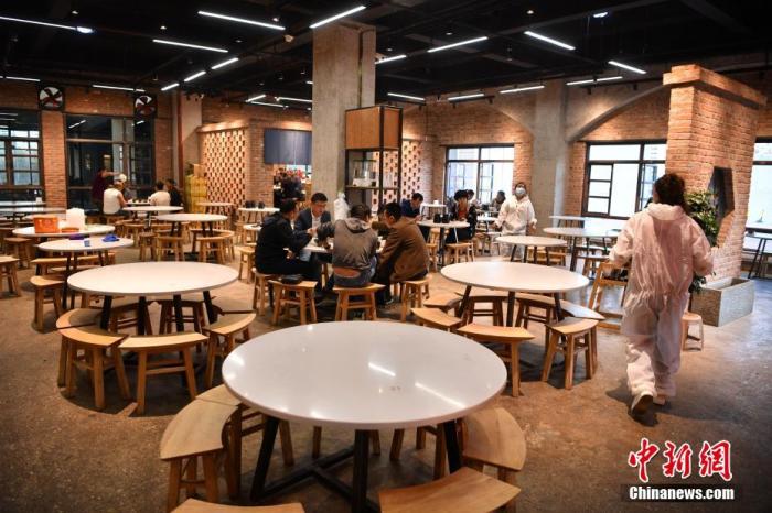 3月13日，昆明市民在一家餐饮店内就餐。昆明市应对新型冠状病毒感染肺炎疫情工作领导小组指挥部12日发布通告，决定自3月13日零时起，恢复昆明市餐饮单位厅面服务。a target='_blank' href='http://www.chinanews.com/'中新社/a记者 刘冉阳 摄
