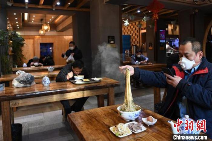 资料图：疫情期间，兰州市民品尝牛肉面。杨艳敏 摄