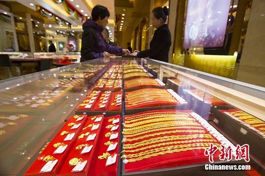 资料图：山西太原一金店，员工展示黄金饰品。 a target='_blank' href='http://www.chinanews.com/'中新社/a记者 张云 摄