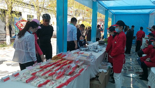 游客选购特色农产品  刘和平 摄.jpg