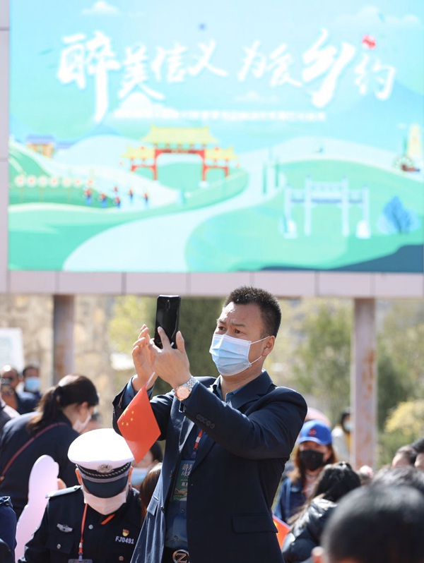 游客拍照留住精彩瞬间。  梁美丽  摄.jpg