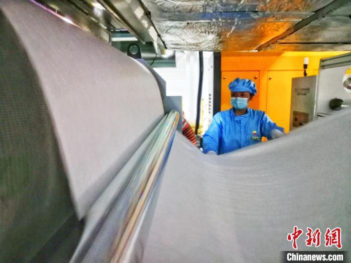 资料图:4月15日21时许,甘肃省首条熔喷布生产线在中国石油兰州石化公司建成,产品顺利下线。刘延治 摄 资料图:4月15日21时许,甘肃省首条熔喷布生产线在中国石油兰州石化公司建成,产品顺利下线。刘延治 摄