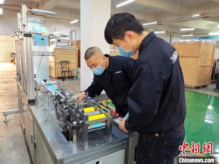 资料图:技术工人在对口罩机生产线进行最后调试。姜辉 摄 资料图:技术工人在对口罩机生产线进行最后调试。姜辉 摄