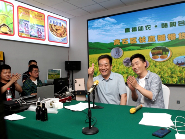 图为区长直播惹围观 高小明摄.jpg