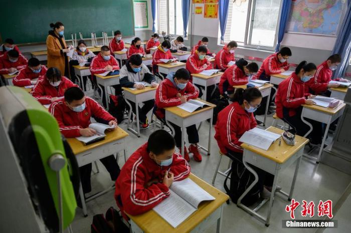 资料图：4月25日，山西太原平民中学初三年级学生返校后在教室上课。当日，山西省太原市初三年级正式开学复课。 a target='_blank' href='http://www.chinanews.com/'中新社/a记者 韦亮 摄