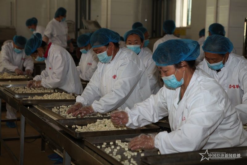 扶贫车间让贫困户在家门口就业。高晓明摄.jpg