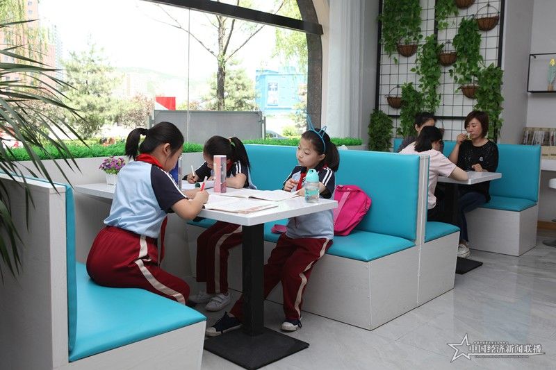 滨河街道丽景街社区成为孩子们做作业的好去处 高小明摄.JPG