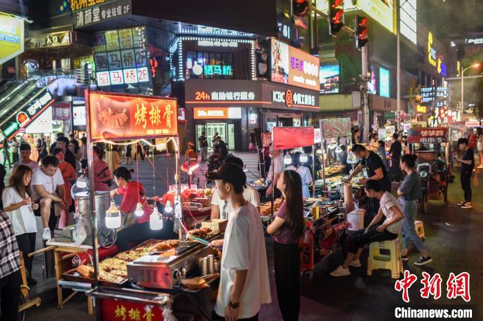 美食摊是人气最高的地方。郑晓光 摄