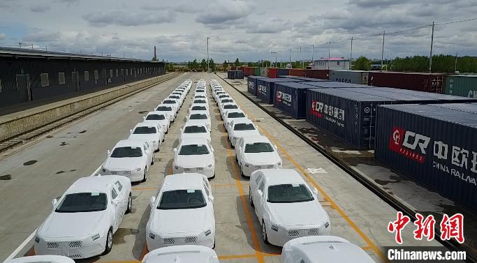 图为准备装车的汽车。哈铁提供