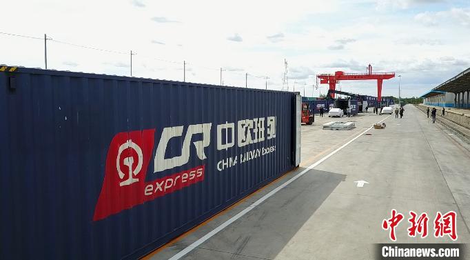 图为准备装车的汽车。哈铁提供