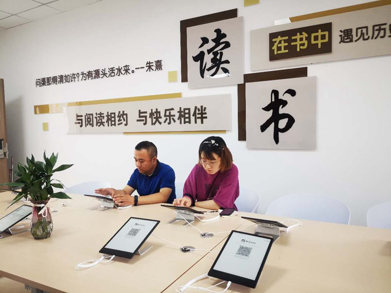 今年来，离石区充分利用“互联网+”，为社区配置了歌德机、超星电子阅读本等设备，提升社区“智慧性”。电子阅读本可供居民在线阅读内容丰富的期刊、杂志、小说等各类书籍，并通过“云书签”模式收藏浏览记录，方便下次阅读。图为凤山街道生态园社区电子阅览室内居民使用电子阅读本阅读书籍。王燕华摄.jpg