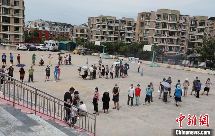 图为市民在沙河口区中学生劳动技术中心检测点排队接受检测。杨毅 摄