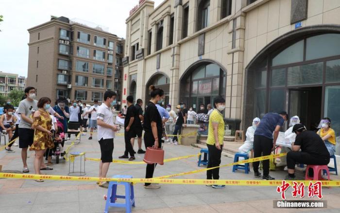 7月26日，辽宁大连，市民排队进行核酸检测。当日，大连市统筹推进新冠肺炎疫情防控和经济社会发展工作指挥部发布消息称，为有效降低疫情扩散风险，辽宁大连按照“应检尽检、愿检尽检”的原则，即日起在全市范围内开展免费核酸检测。
a target='_blank' href='http://www.chinanews.com/'中新社/a记者 杨毅 摄