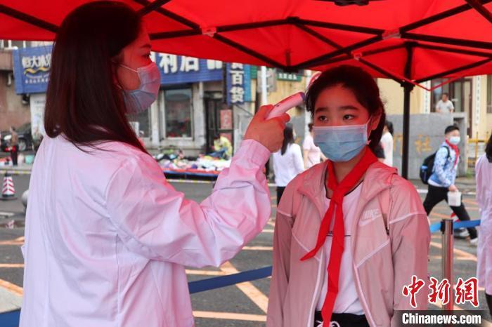 资料图：一学生测温进校园 苍雁 摄