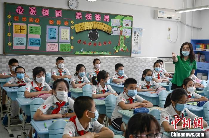 资料图：小学生佩戴口罩返校复课。张兴龙 摄