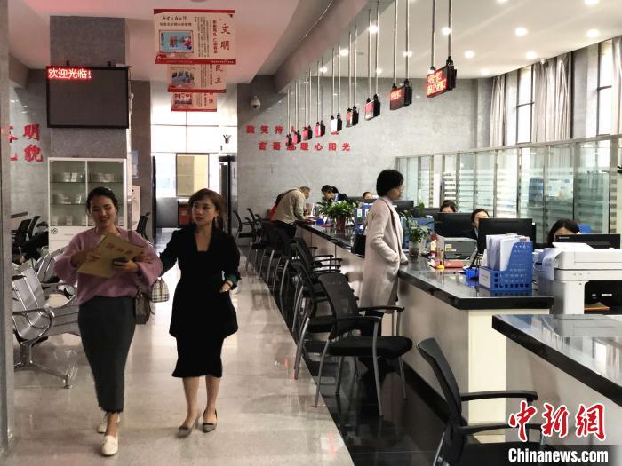 民众在政务服务中心办理不动产权证书。缪超 摄
民众在政务服务中心办理不动产权证书。缪超 摄