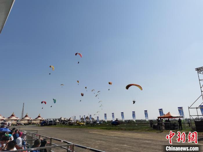 图为飞行大会现场。李爱平 摄