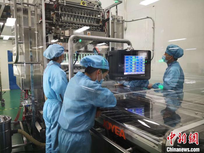 资料图：某药企自动化生产线正在生产中成药。刘薛梅 摄