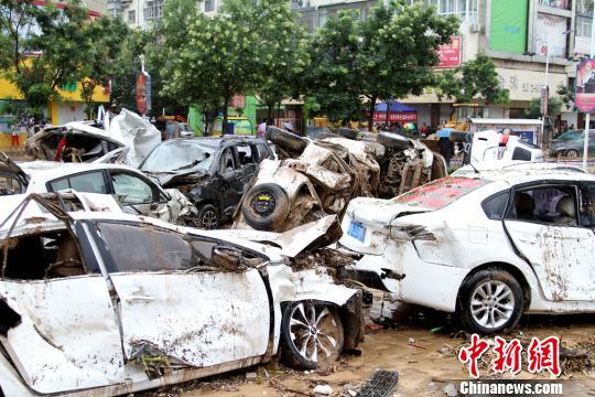 绥德街头的受损汽车。田进 摄