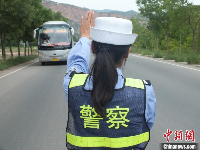 图为交通警察巡逻检查车辆。(资料图) 史静静 摄