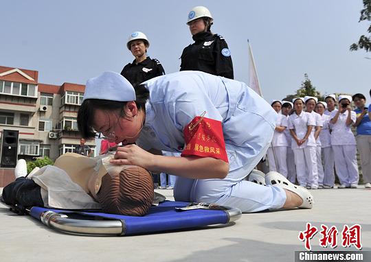 资料图:志愿者进行急救演练。a target='_blank' href='http://www.chinanews.com/'中新社/a发 张勇 摄 资料图:志愿者进行急救演练。a target='_blank' href='http://www.chinanews.com/'中新社/a发 张勇 摄