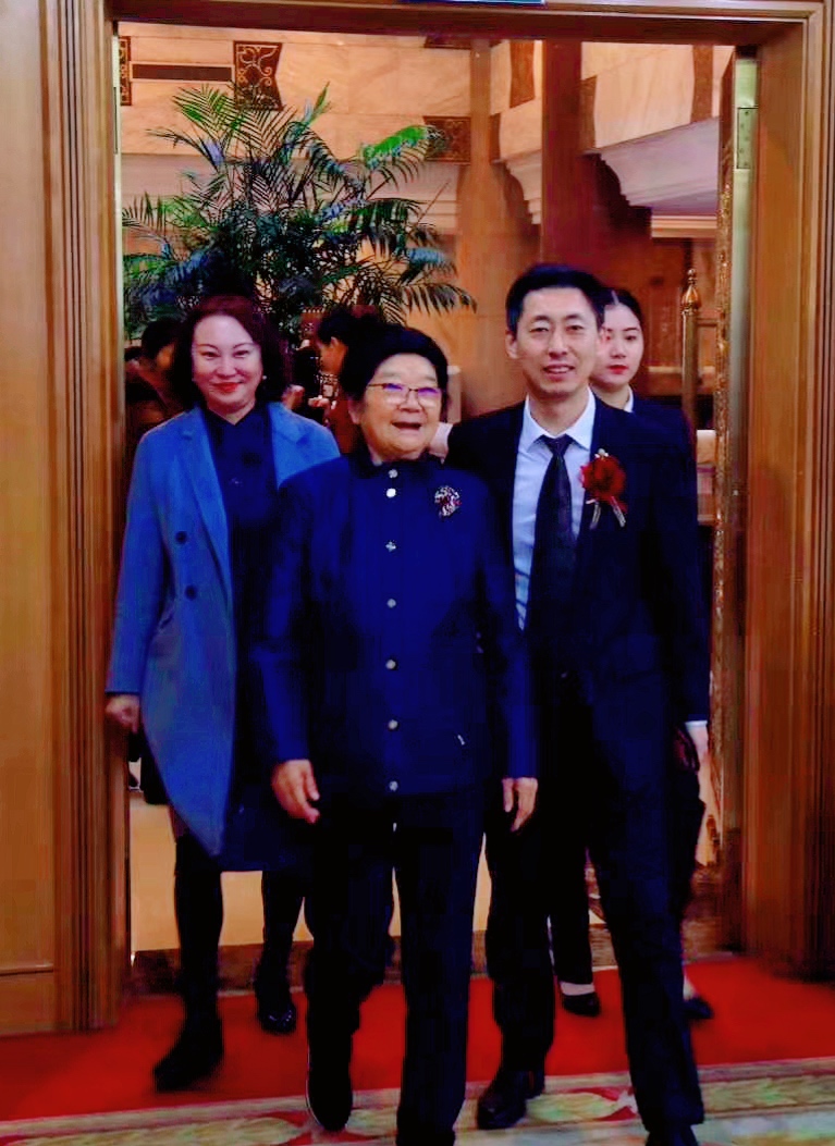 5 图为彭岩会长和顾秀莲委员长.jpg